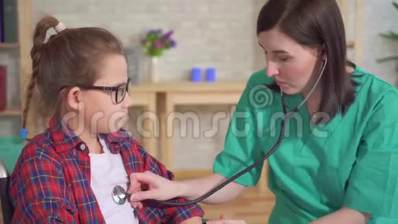 医生治疗师和轮椅上的孩子使用听诊器视频的预览图