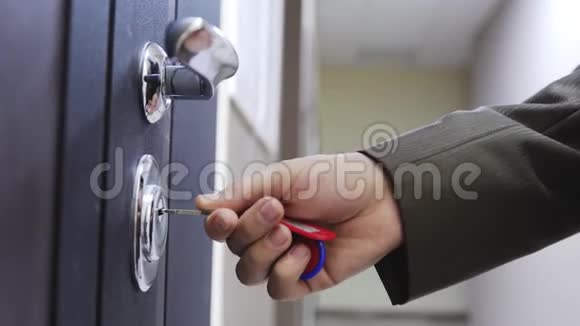 一个商人用钥匙打开一房子的门然后进入3840x2160视频的预览图