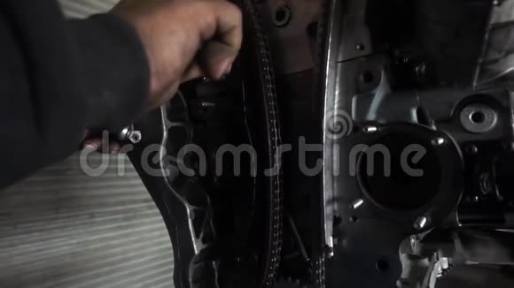 机械师在车库修理汽车发动机视频的预览图