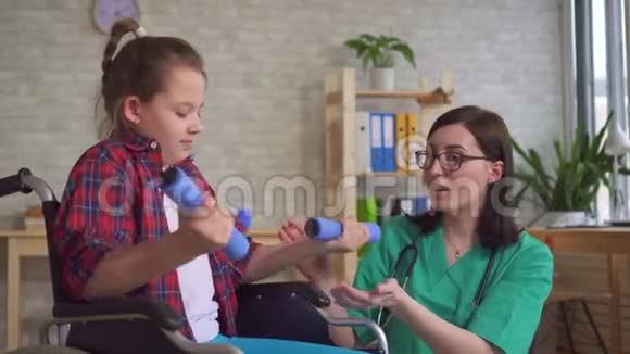 轮椅康复治疗中的肖像医生和儿童视频的预览图