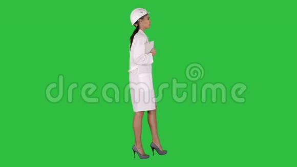 穿着白色实验室外套和戴着白色安全安全帽手提笔记本或平板电脑的漂亮西班牙妇女视频的预览图