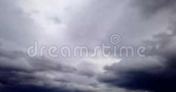 暴风骤雨黑雨云在天空中移动暴风雨和雨天视频的预览图