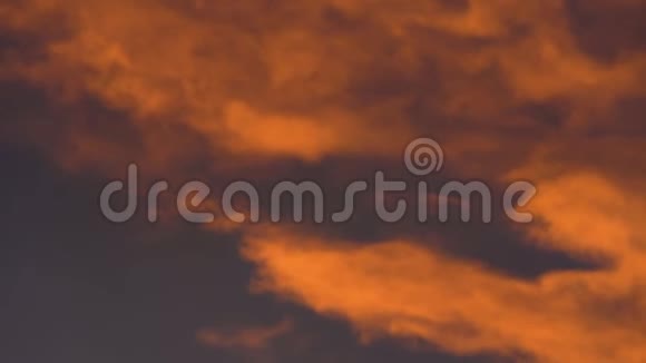 夕阳西下黄橙色的云彩在紫色的天空中飘浮视频的预览图