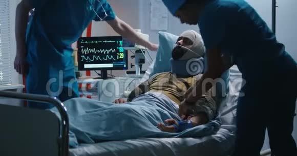在医生中躺在医院的受伤士兵视频的预览图