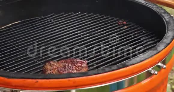 煮熟的烤牛排放在盘子里视频的预览图