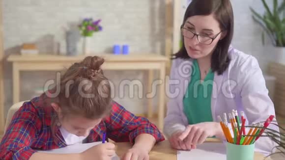 孩子患有自闭症医生在医疗办公室视频的预览图