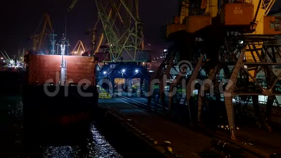 中国在码头停泊散货船的货物操作时光飞逝视频的预览图
