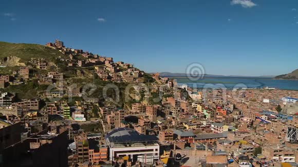 山顶建筑俯瞰城镇和湖泊视频的预览图