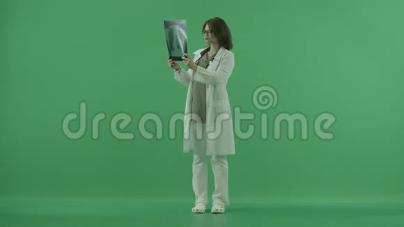 医生在绿色的屏幕上探索x光从一边移动到另一边视频的预览图