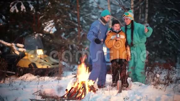 一家人在森林里雪地摩托的背景下自拍视频的预览图