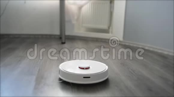 智能机器人吸尘器对叠层地板进行湿式清洗视频的预览图