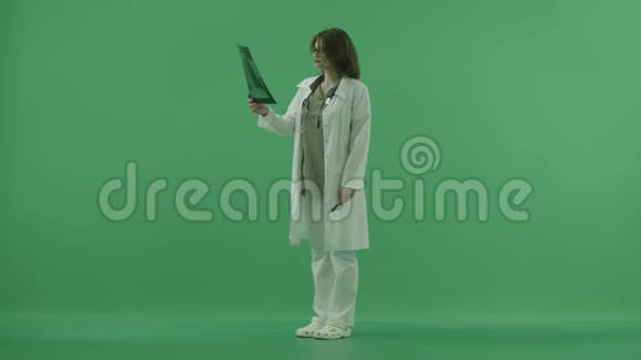 医生站在左边在绿色屏幕上探索x光视频的预览图