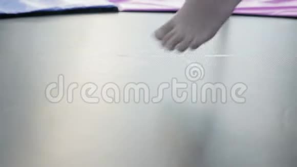 孩子脚在蹦床上跳关门视频的预览图