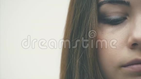 眼镜中女性眼睛的特写与复制空间隔离在白色背景上视频的预览图
