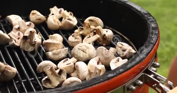 烤架上的蘑菇正在用烤架烹制白色蘑菇视频的预览图