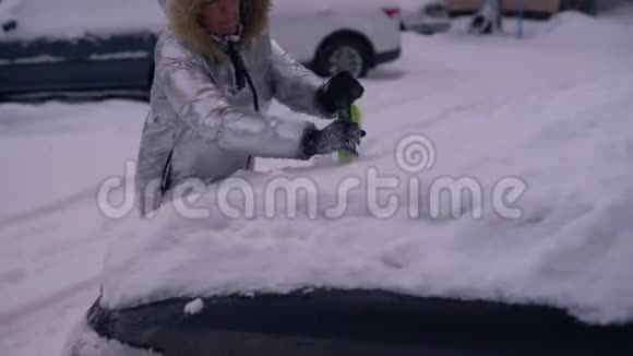 女人从低角度清洗雪车视频的预览图