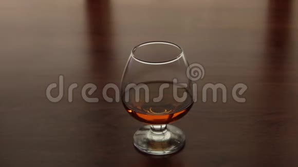 全景玻璃杯和白兰地站在厨房的桌子上视频的预览图
