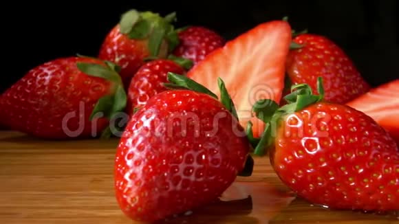 全景成熟的草莓浆果躺在木桌上视频的预览图