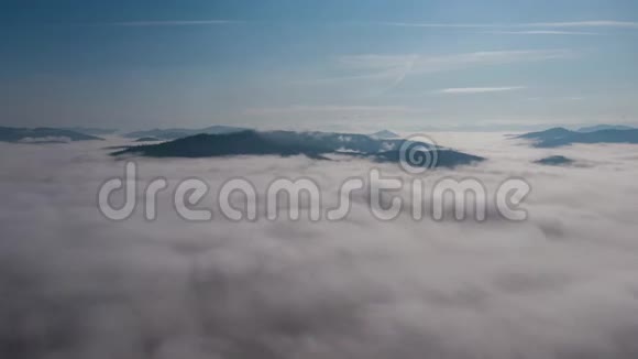 4时间流逝的云移过树木高地森林乌克兰卡帕蒂视频的预览图