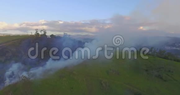鸟瞰野火的烟雾视频的预览图