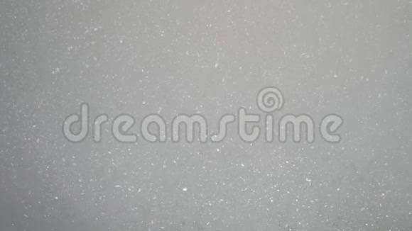 一只手在浴室里举起一把白色的新鲜泡沫视频的预览图