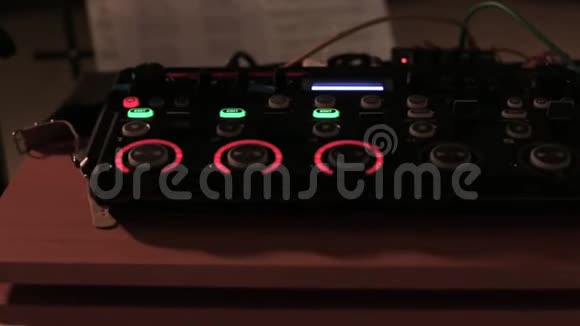现代电子音乐装置在夜总会用旋钮和闪烁按钮制作节拍和循环样品视频的预览图