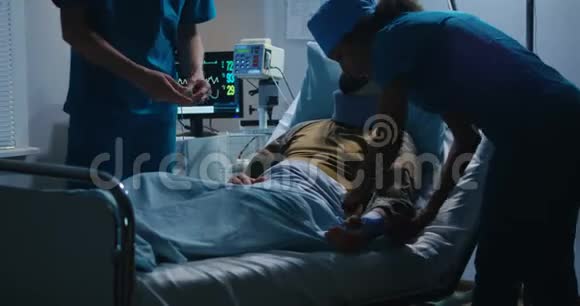 在医生中躺在医院的受伤士兵视频的预览图