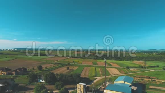 空中无人机正飞过农田和房屋4K视频的预览图