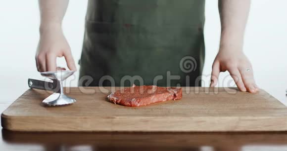 厨师把肉打在砧板上视频的预览图