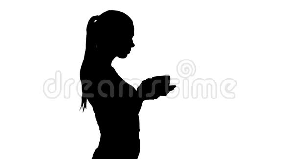 美丽的黑发女人带着白色的杯子带着茶或咖啡散步视频的预览图