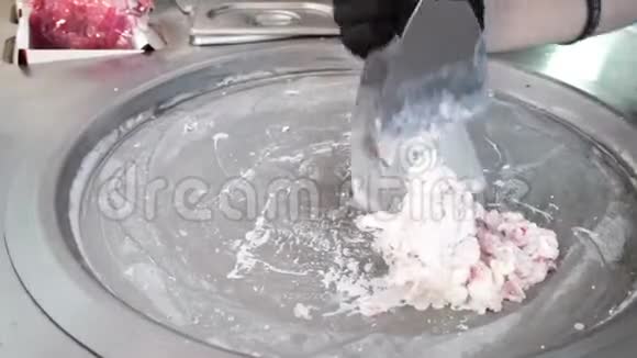 乌克兰基辅街市场冰淇淋卷制作工艺录像片段视频的预览图