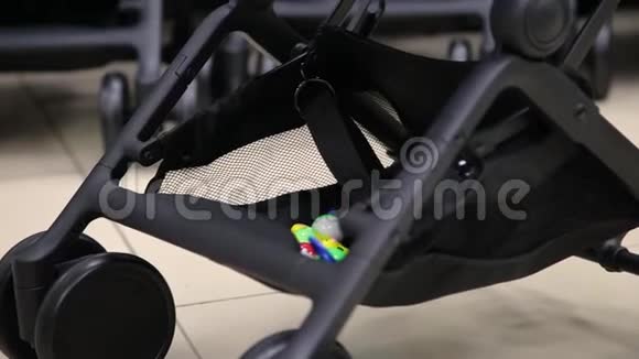 折叠婴儿车在儿童商店相机上的过程视频的预览图