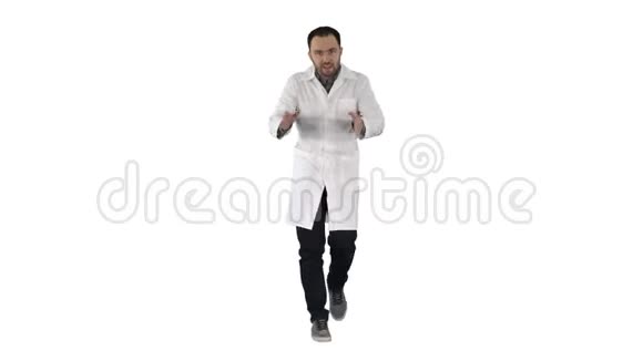 开朗的医生走路说话看着镜头在白色背景视频的预览图