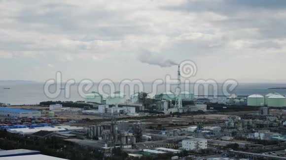 工业厂房设有吸烟烟囱的工厂视频的预览图
