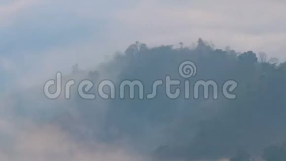 雾在早晨越过山景时光流逝视频的预览图