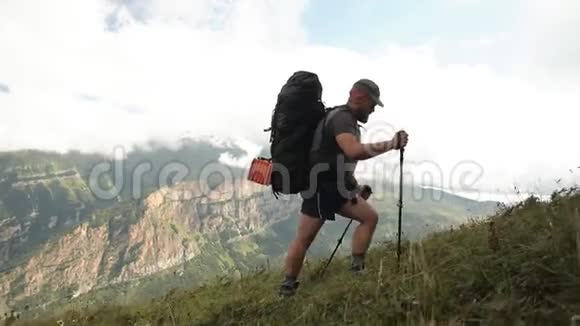 这位年轻的旅行者走在一条山路上动作缓慢视频的预览图