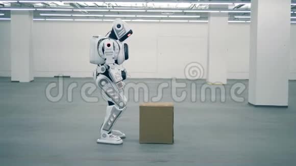 白色机器人提箱侧视视频的预览图