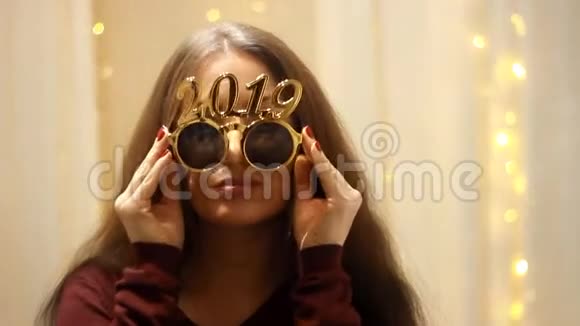 2019年新年戴墨镜的美女微笑眨眼视频的预览图