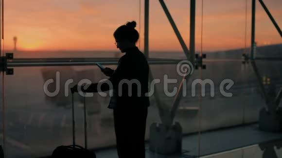 年轻的女旅客早乘飞机前往机场视频的预览图