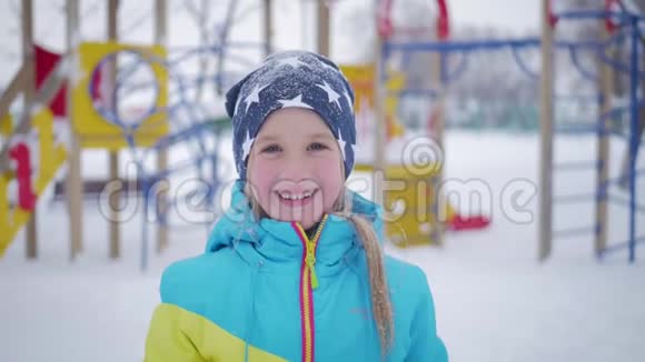 小女孩在冬季公园里用相机玩偷窥孩子快乐和幸福的概念视频的预览图