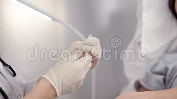 病人病房里的一位医生给他准备了滴管为病人准备了注射器和药视频的预览图