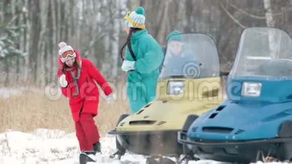 一个年轻人追上了一个女孩在森林里朝她扔雪球视频的预览图