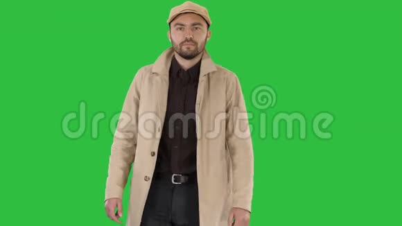 时尚男人深色胡须穿着风衣走在绿色屏幕上Chroma键视频的预览图