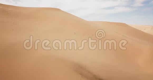 鸟瞰蒙古戈壁沙漠的Khongor沙丘视频的预览图