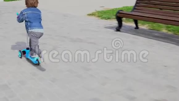 男孩在公园里骑滑板车视频的预览图