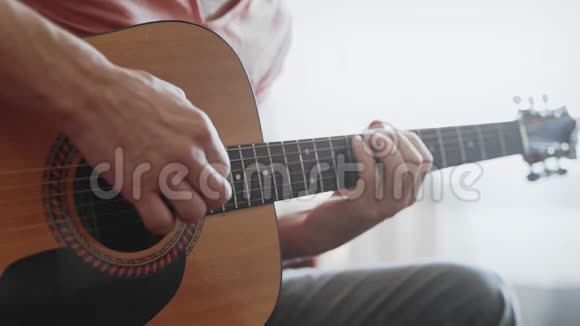 不认识的人弹吉他视频的预览图