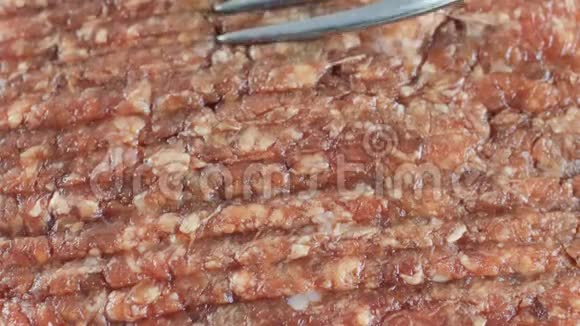将生肉碎末用于肉丸和由叉子形成的肉丸用叉子在馅料上进行顶部视频的预览图