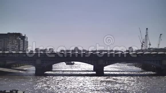 伦敦泰晤士河慢速运动与黑夫利尔斯桥视频的预览图