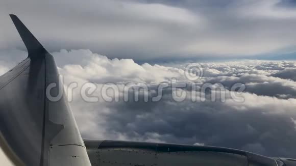 愤怒的天空飘过飞机视频的预览图
