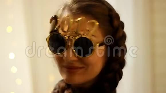 戴着太阳镜的漂亮女人在新年里笑了特写肖像视频的预览图